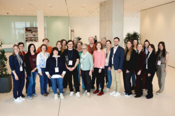 V. l. n. r.: Franziska Rinderer, Brigitte Linhart, Maria Gruber, Annibelle Call, Maria Steyrl, Sandra Turra, Danijela Suvajac-Dohnal, Andrea Tötschinger, Robert Rumetshofer, Marina Krenn, Maria Ertl, Andrea Winglhofer, Rudolf Derfler, Claudia Kasamas, Sonja Nessler, Angelika Siegl, Harald Titzer, Valerie Galleé, Karin Pennetzdorfer, Victoria Kaufmann, Marlene Fitzek, Lorena Keckeis, Bettina Fiedler